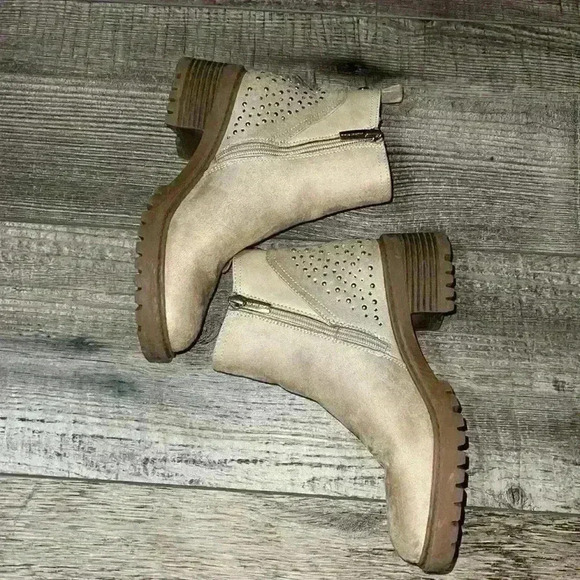 Vince Camuto Girls Chelsea Casual Ankle Boots with Rhinestones and Flat … - Picture 6 of 9